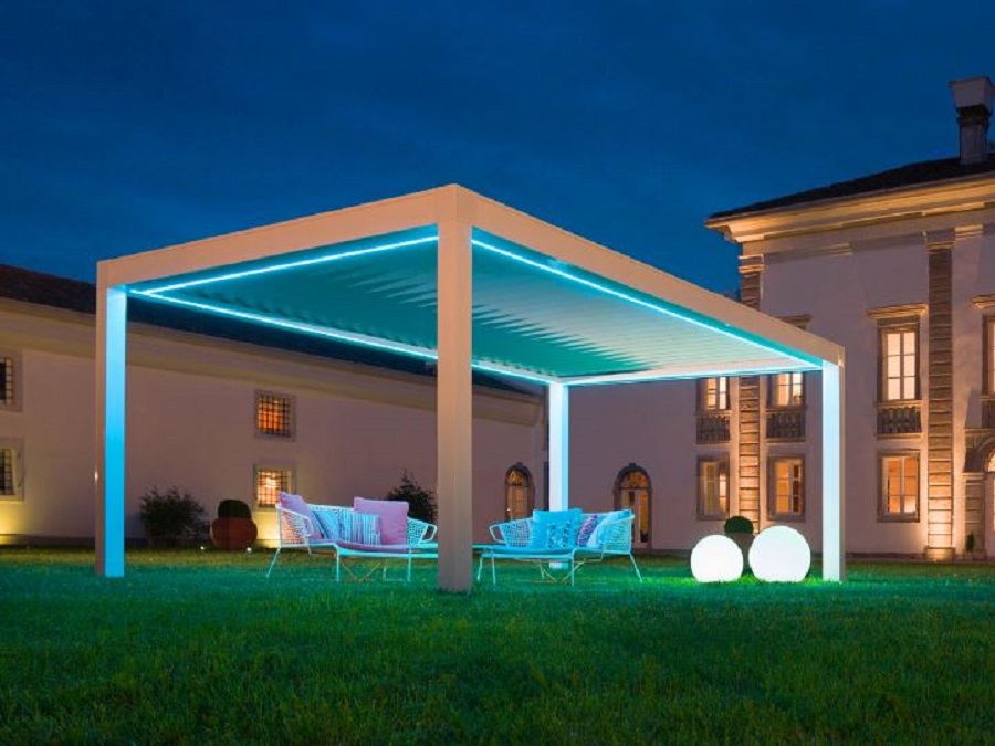 PERGOLA BIOCLIMATICA A LAMELLE ORIENTABILI CON LUCI A LED INTEGRATE NELLA STRUTTURA AUTOPORTANTE OPERA PRATIC